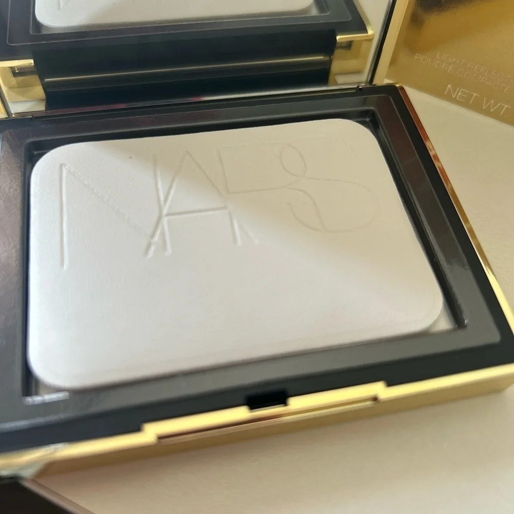NARS Light Reflecting Setting Powder - Black and White